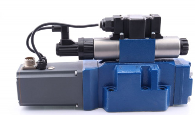 4WRTE16W8-200L-4X/6EG24K31/A1M - Пропорциональный быстродействующий распределитель с обратной связью по положению золотника и со встроенным усилителем (OBE), Ду16, A1 = ±10 В, номинальный расход 200 л/мин, схема W8-, каналы управления X и Y = внешние